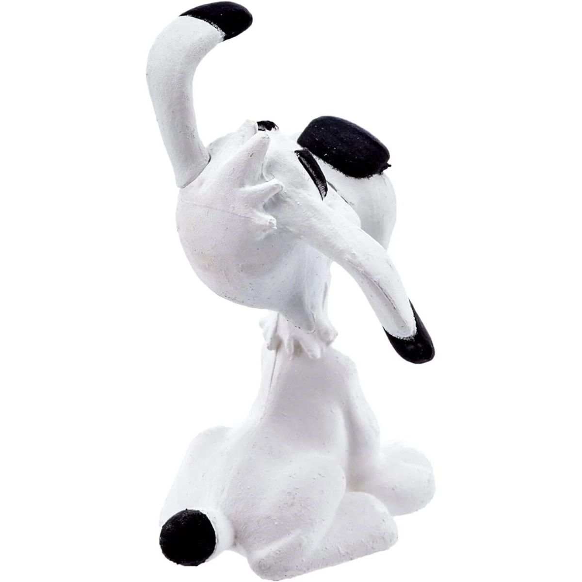 Una figura de perro blanco con manchas negras y orejas está sentada y mira hacia arriba sobre fondo blanco.