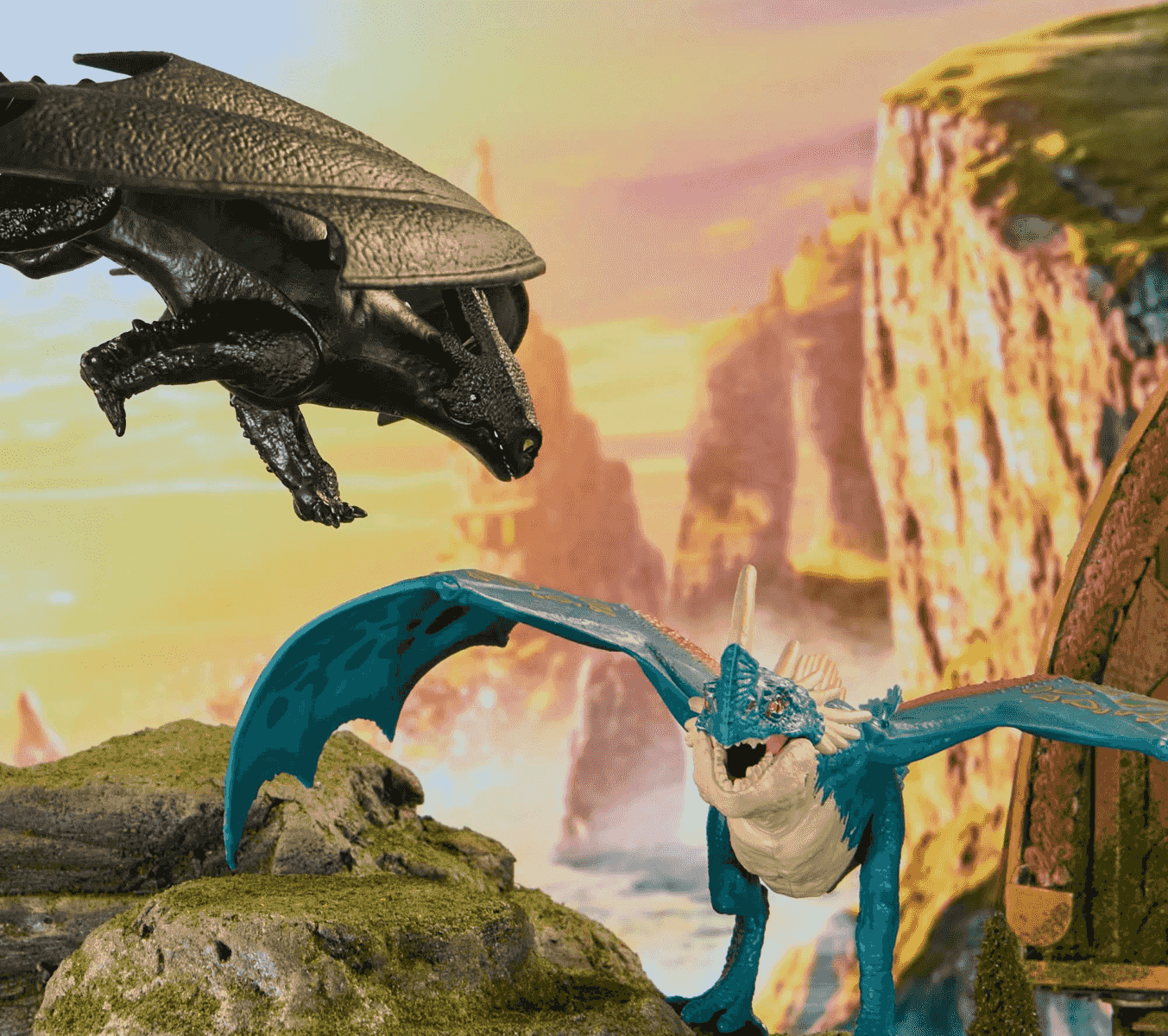 Un dragón negro vuela en el cielo mientras un dragón azul está de pie en una colina rocosa.