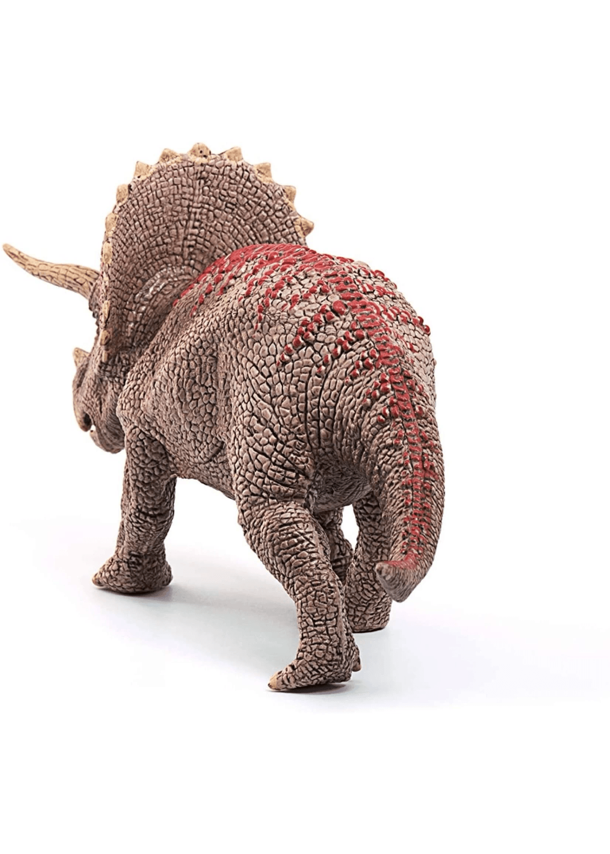 Una dettagliata statuetta di Triceratopo giocattolo con pelle marrone ruvida e strisce rosse sulla schiena su sfondo bianco.