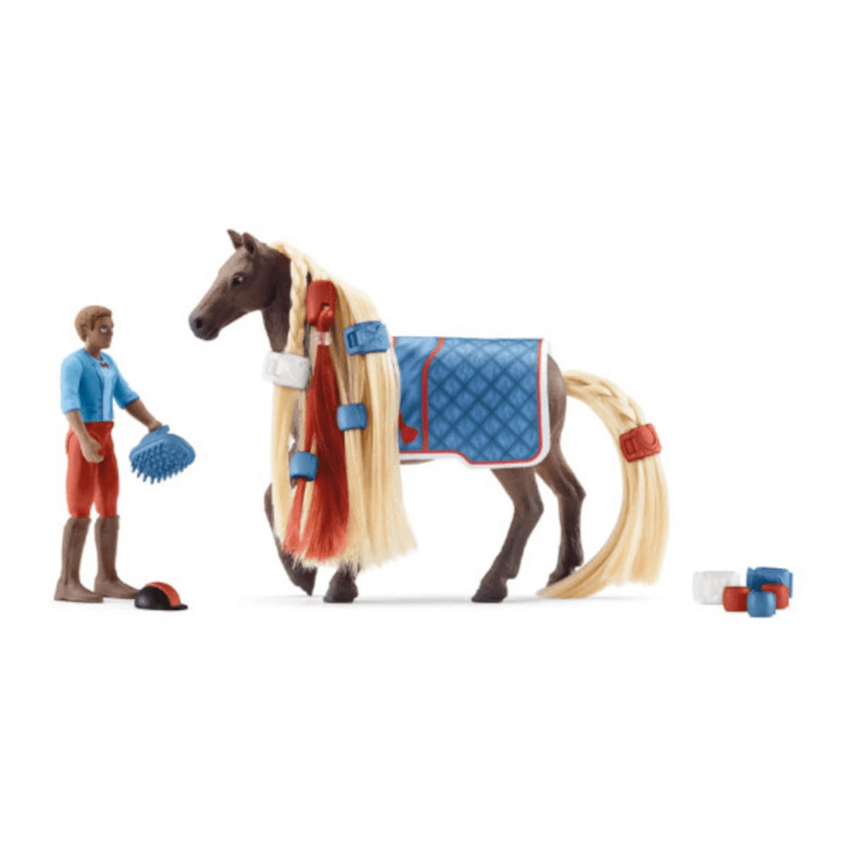 Un giocattolo vicino a un cavallo marrone con lunga criniera bionda, coperta blu e accessori.