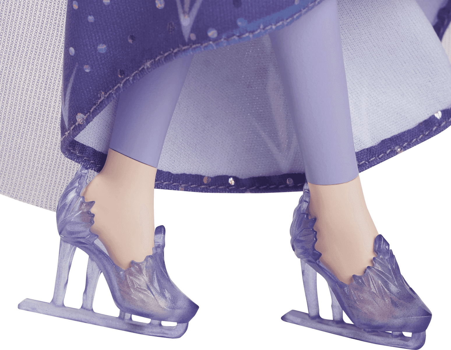 Nahaufnahme einer Puppe in violettem Kleid mit gläsernen Eiskunstlaufschuhen auf weißem Hintergrund.