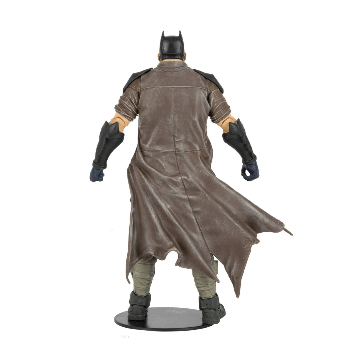 Vista posterior de una figura de acción de Batman con gabardina marrón y brazaletes negros en una base redonda.