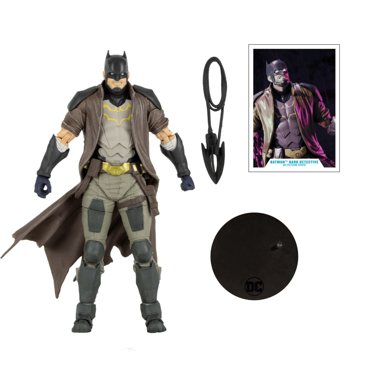 Figura de acción de Batman con abrigo, gancho y base redonda sobre fondo blanco.