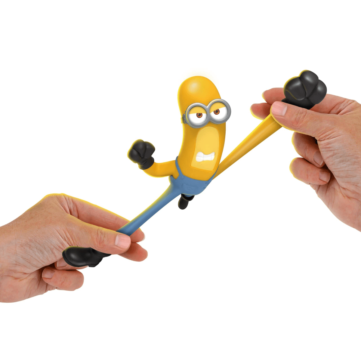 Dos manos estiran un juguete de Minion de goma amarillo sobre un fondo blanco.