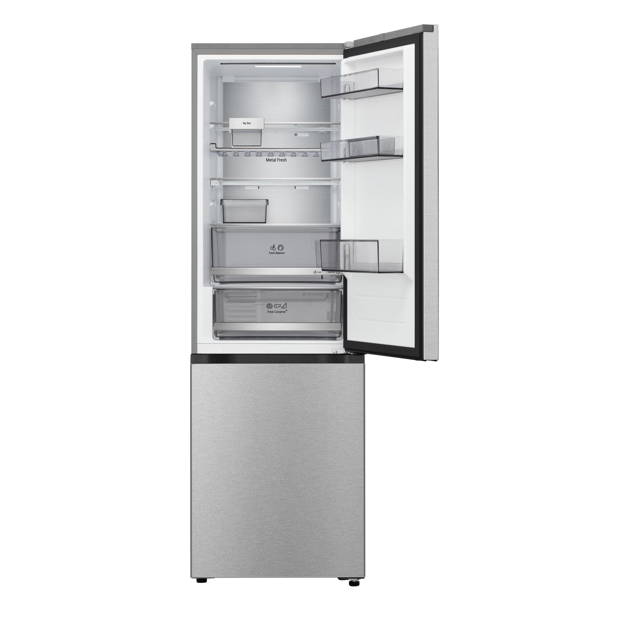 Un refrigerador plateado con la puerta superior abierta, mostrando estantes y cajones vacíos.