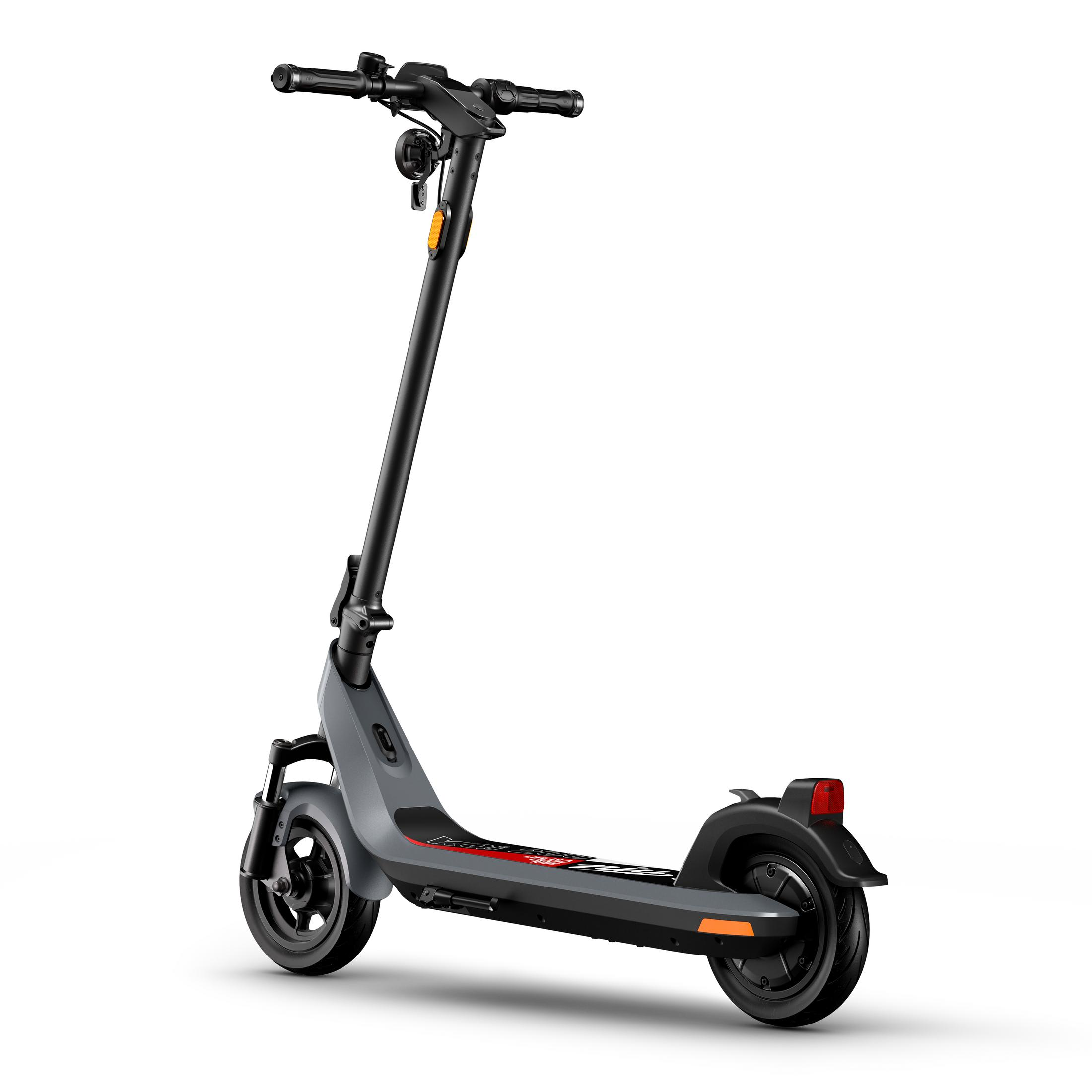 Ein moderner schwarzer Elektroroller mit Orange-Akzenten steht auf weißem Grund.