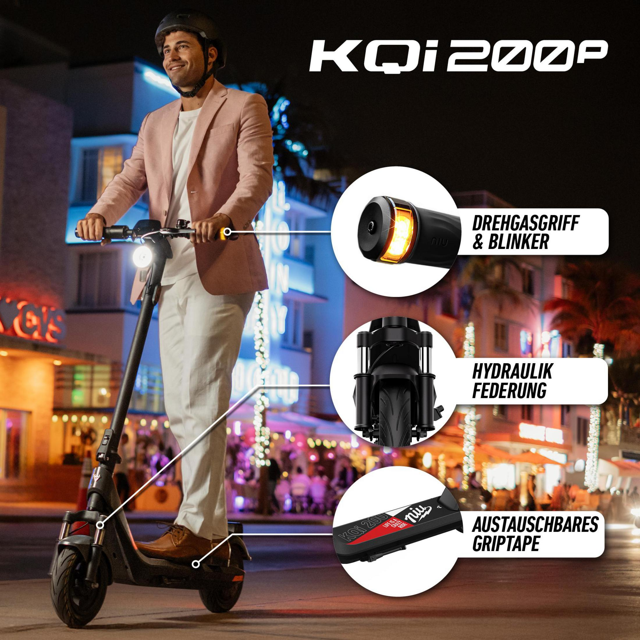 Ein Mann im rosa Sakko fährt nachts auf einem E-Scooter vor einer beleuchteten Stadtkulisse.
