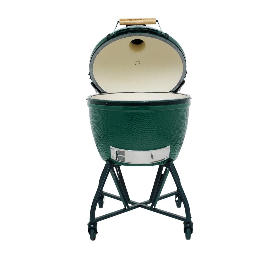 Tekerlekli siyah metal stand üzerinde yeşil seramik kamado mangal, kapağı açık.