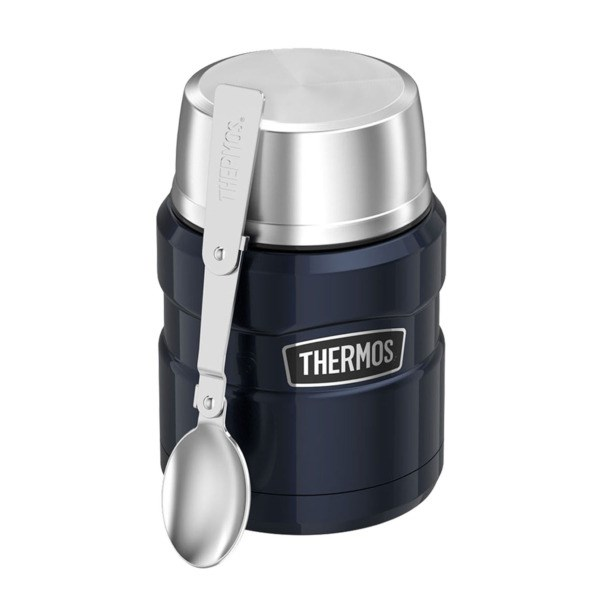Gümüş kapaklı ve yanda katlanır kaşıklı koyu mavi bir Thermos yemek kabı.