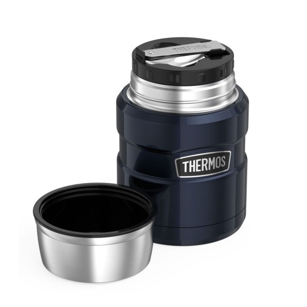 Gümüş kenarlı, siyah kapaklı koyu mavi Thermos yemek kabı ve yanında açık kase, beyaz arka planda.