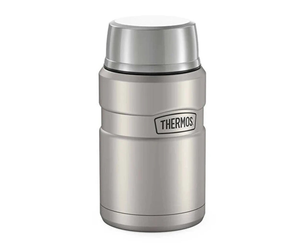 Beyaz arka planda metalik kaplamalı ve siyah logo detaylı gümüş rengi bir Thermos yemek kabı.