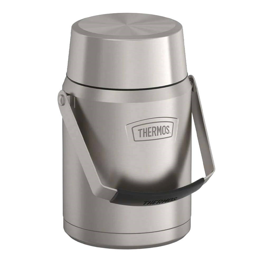 Beyaz arka planda saplı, gümüş renkli paslanmaz çelik Thermos yemek kabı.