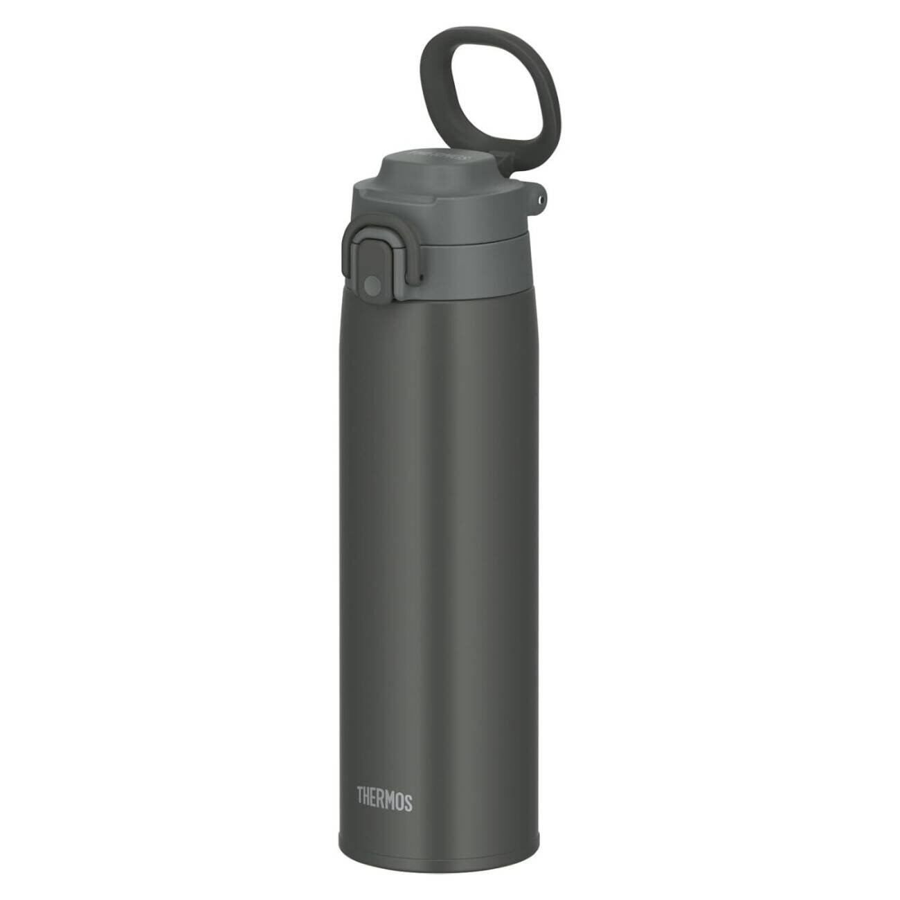 Beyaz arka planda koyu gri kapaklı ve taşıma halkalı gri bir Thermos matarası.