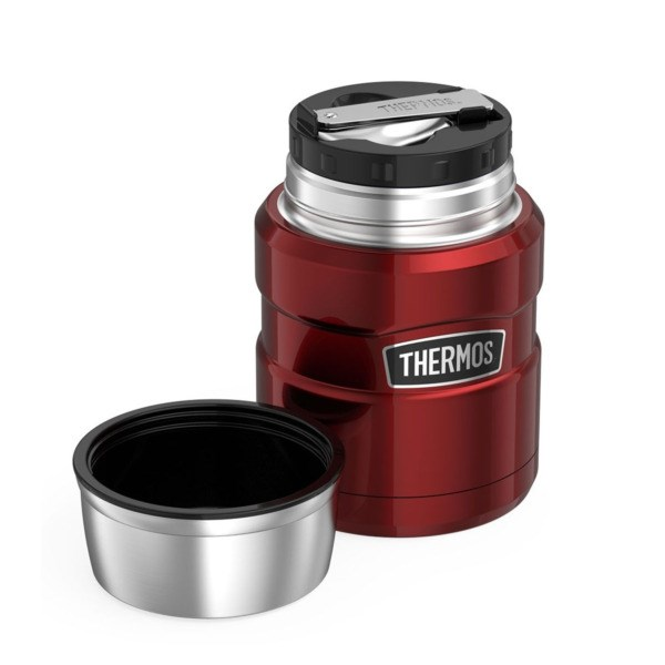 Beyaz arka planda yanında gümüş ve siyah kapağı çıkarılmış kırmızı bir Thermos yemek termos.