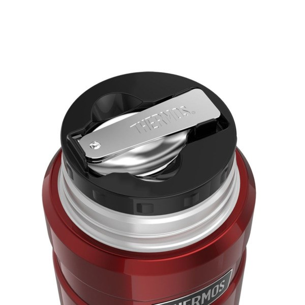 Üzerinde Thermos yazılı gümüş rengi katlanabilir kaşık bulunan siyah kapaklı kırmızı termos.