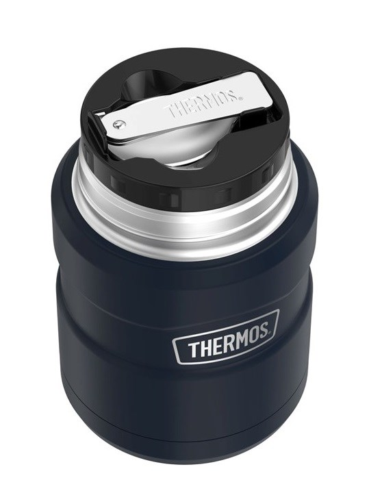 Siyah kapaklı ve üzerinde katlanabilir gümüş kaşık olan koyu mavi bir Thermos yemek kabı.