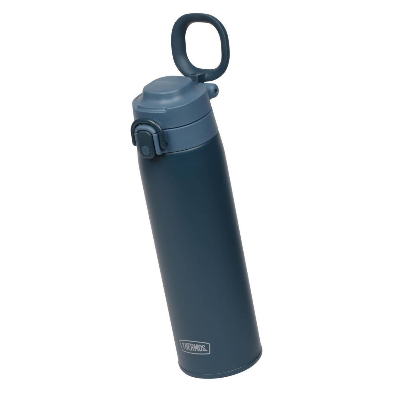 Kapağında entegre taşıma halkası ve beyaz Thermos logosu bulunan koyu mavi bir Thermos matara.