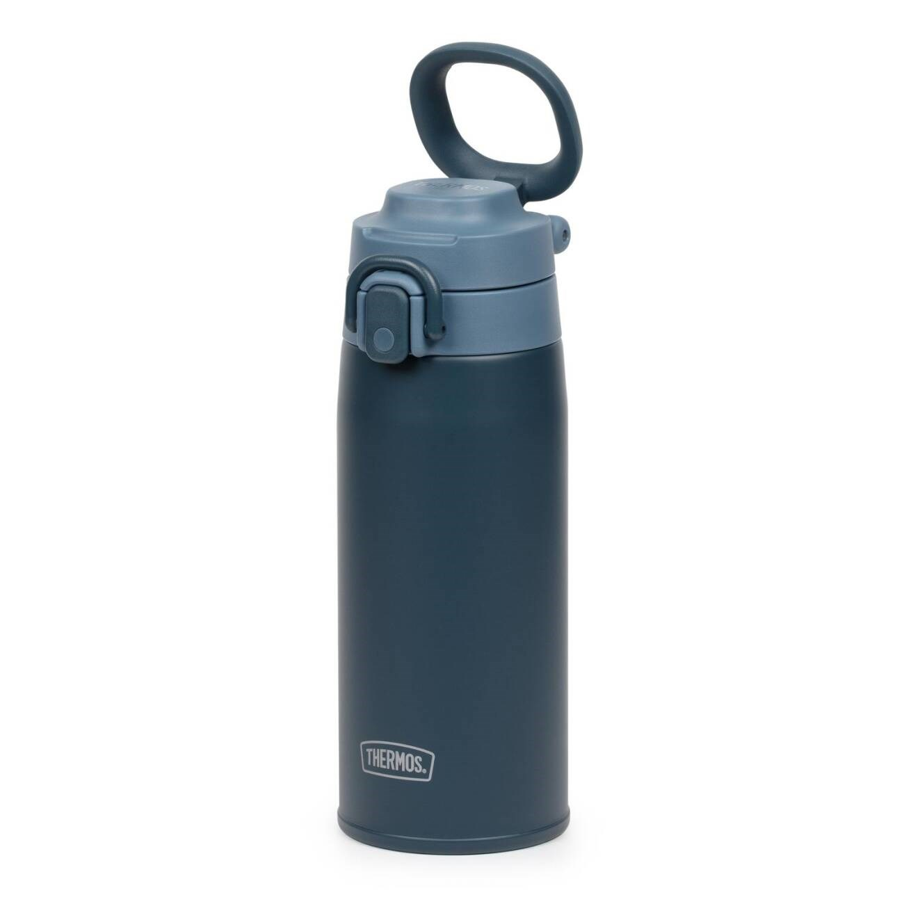 Beyaz arka planda kilitli kapaklı ve taşıma saplı mat koyu mavi bir Thermos matara.