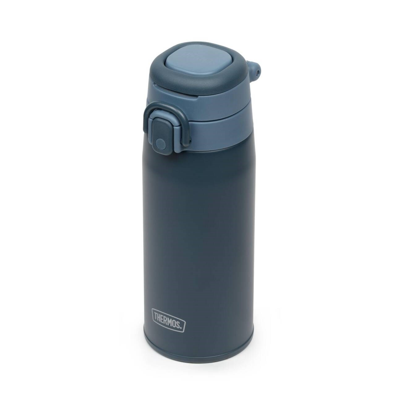 Beyaz arka planda kilitleme kapaklı ve Thermos logolu mat koyu mavi bir termos.