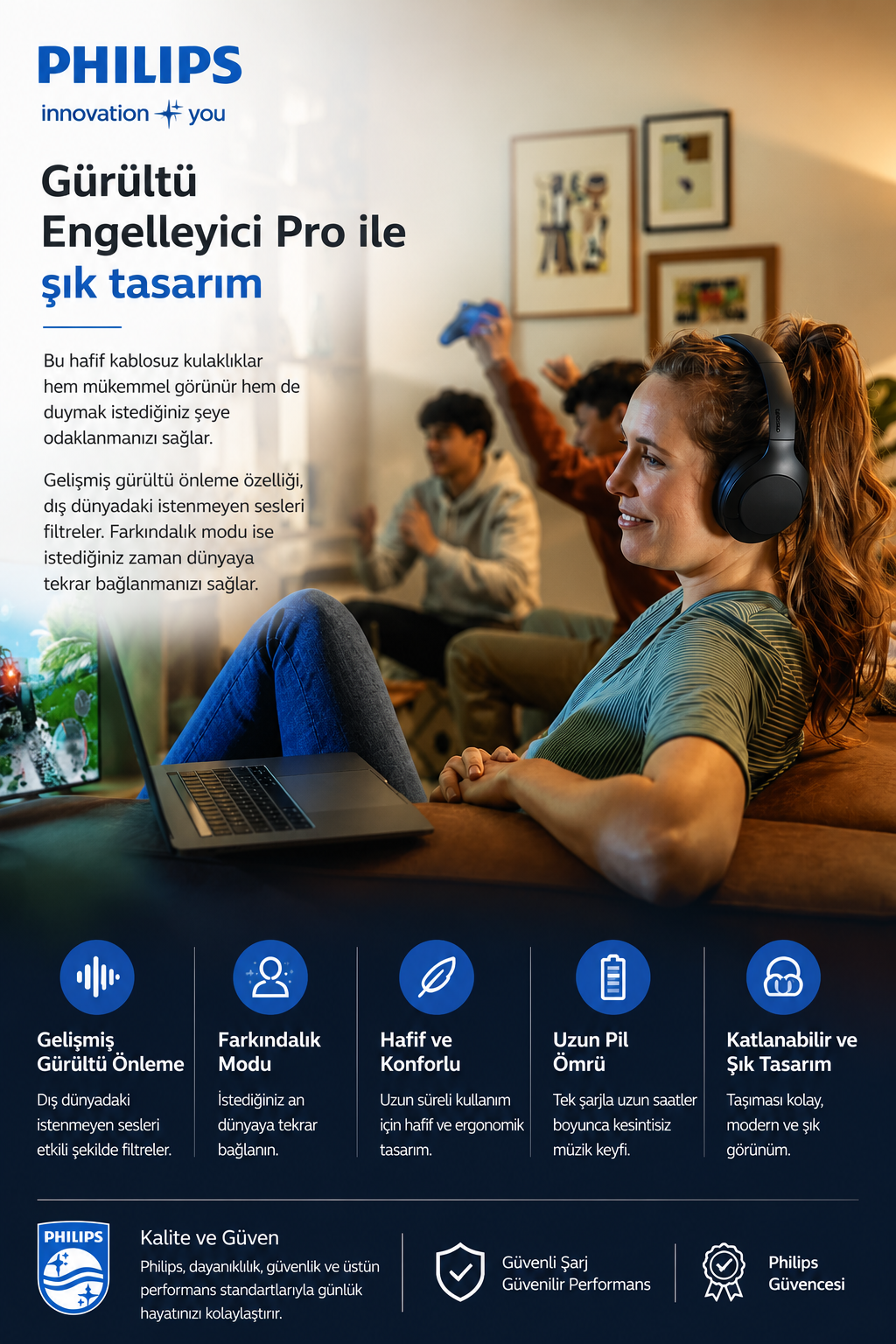 Bir kadın dizüstü bilgisayar kullanırken Philips kablosuz kulaklık takıyor, arkada neşelenen insanlar var.
