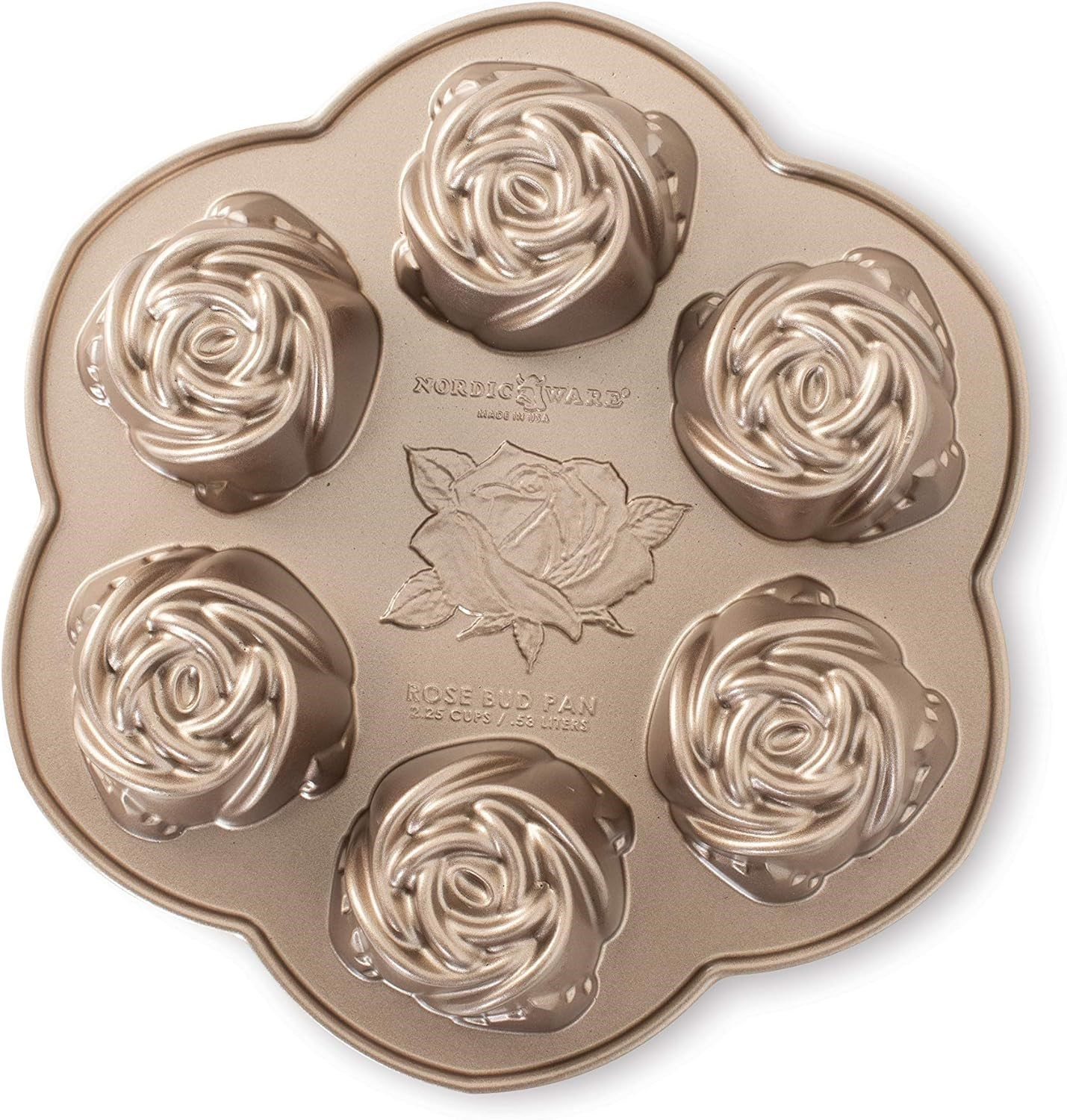 Altı gül kalıplı altın rengi Nordic Ware Rose Bud fırın tepsisi.