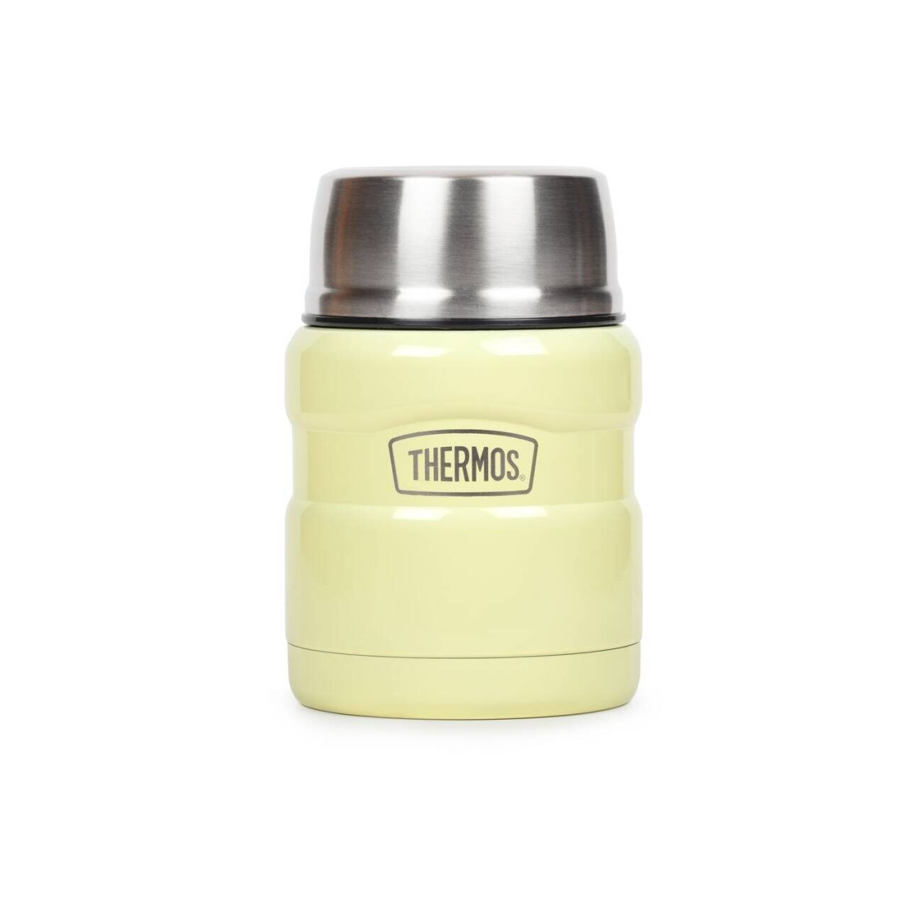 Beyaz arka planda parlak çelik kapaklı açık sarı bir Thermos yemek kabı.