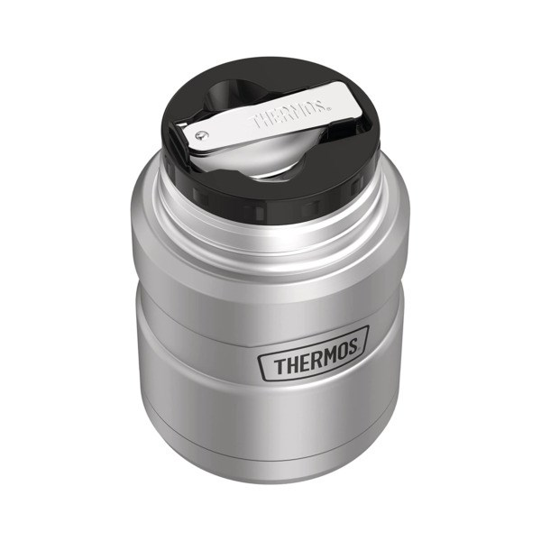 Siyah kapaklı ve entegre katlanabilir kaşıklı gümüş rengi Thermos yemek kabı.