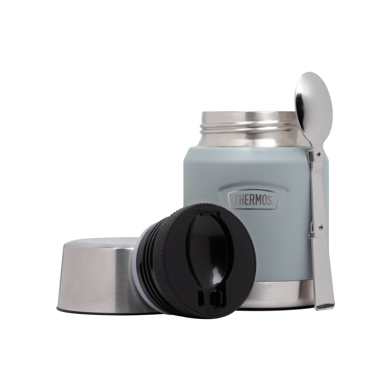 Beyaz arka planda kapağı açık gri bir Thermos yemek kabı ve yanında gümüş renkli kaşık.