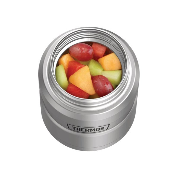 Kavun ve üzüm gibi taze kesilmiş meyvelerle dolu açık gümüş rengi bir Thermos yemek kabı.