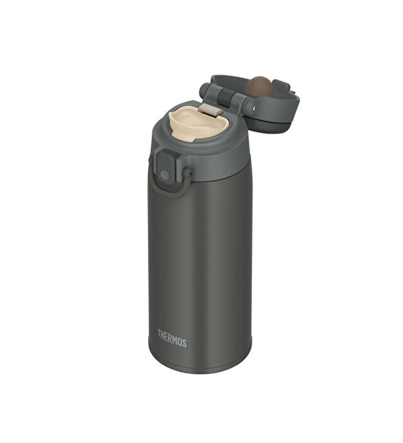 Beyaz arka planda açık kapaklı, bej ağızlıklı ve kilitli mekanizmaya sahip koyu gri bir Thermos matarası.