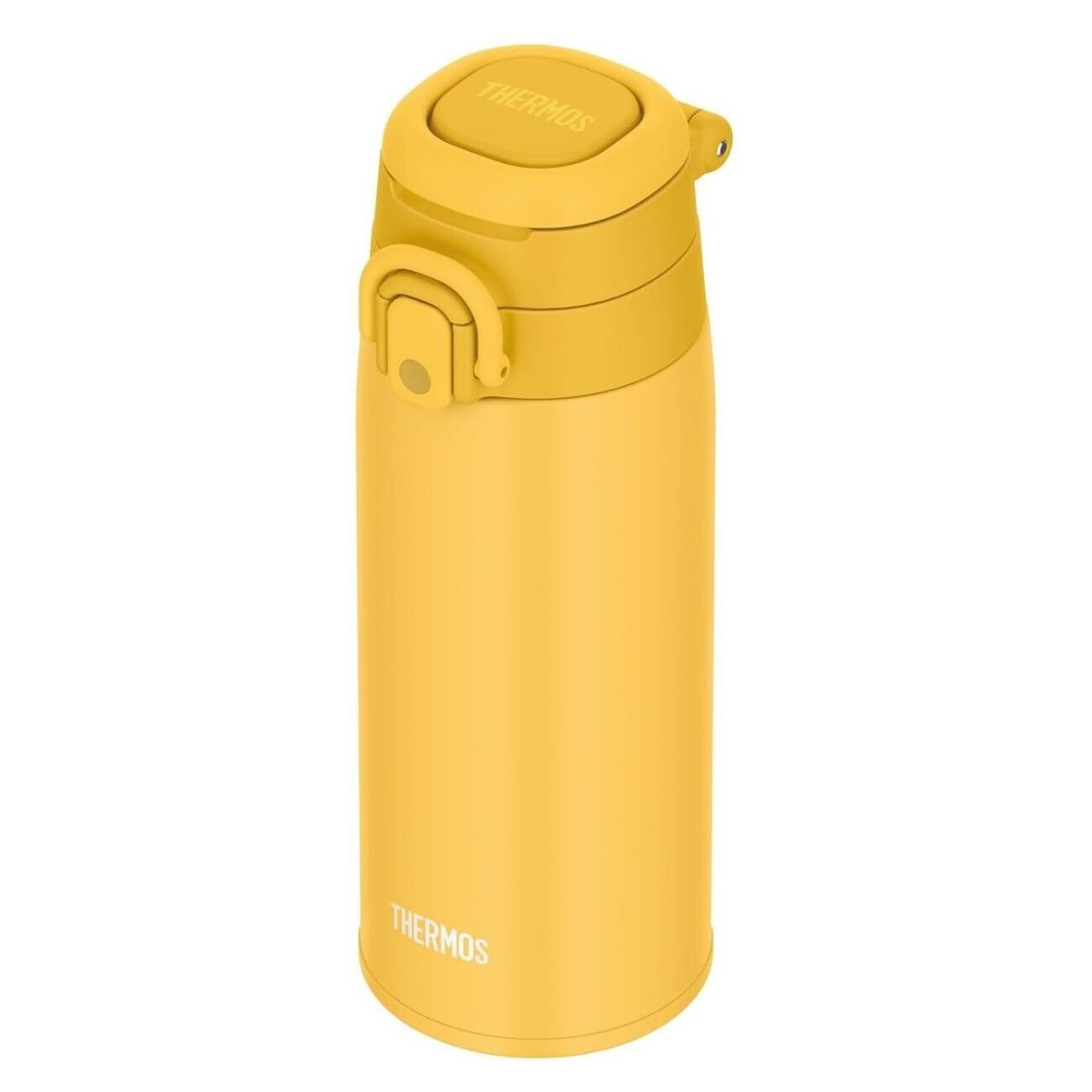 Basmalı kapaklı ve kilitleme mekanizmalı sarı bir Thermos matara beyaz arka planda dik duruyor.