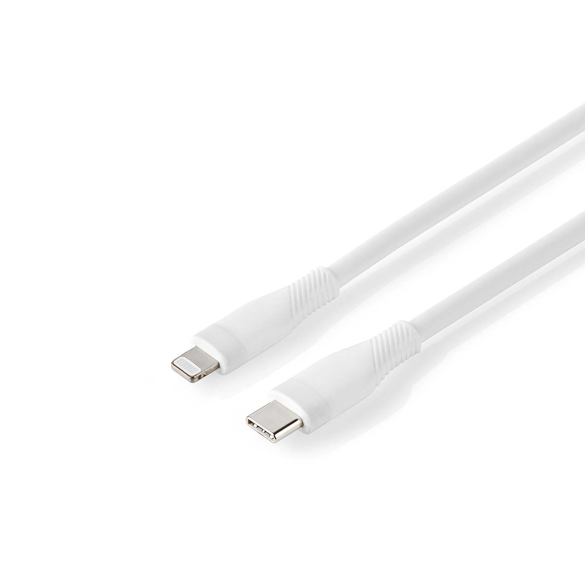 Zwei weiße Ladekabel mit USB-C und Lightning-Steckern liegen diagonal auf weißem Hintergrund.