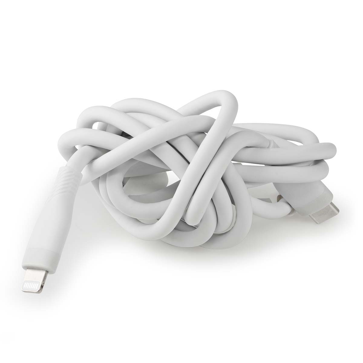 Ein weisses, dickes, verheddertes Ladekabel liegt auf einer weissen Oberflaeche mit einem sichtbaren Stecker.