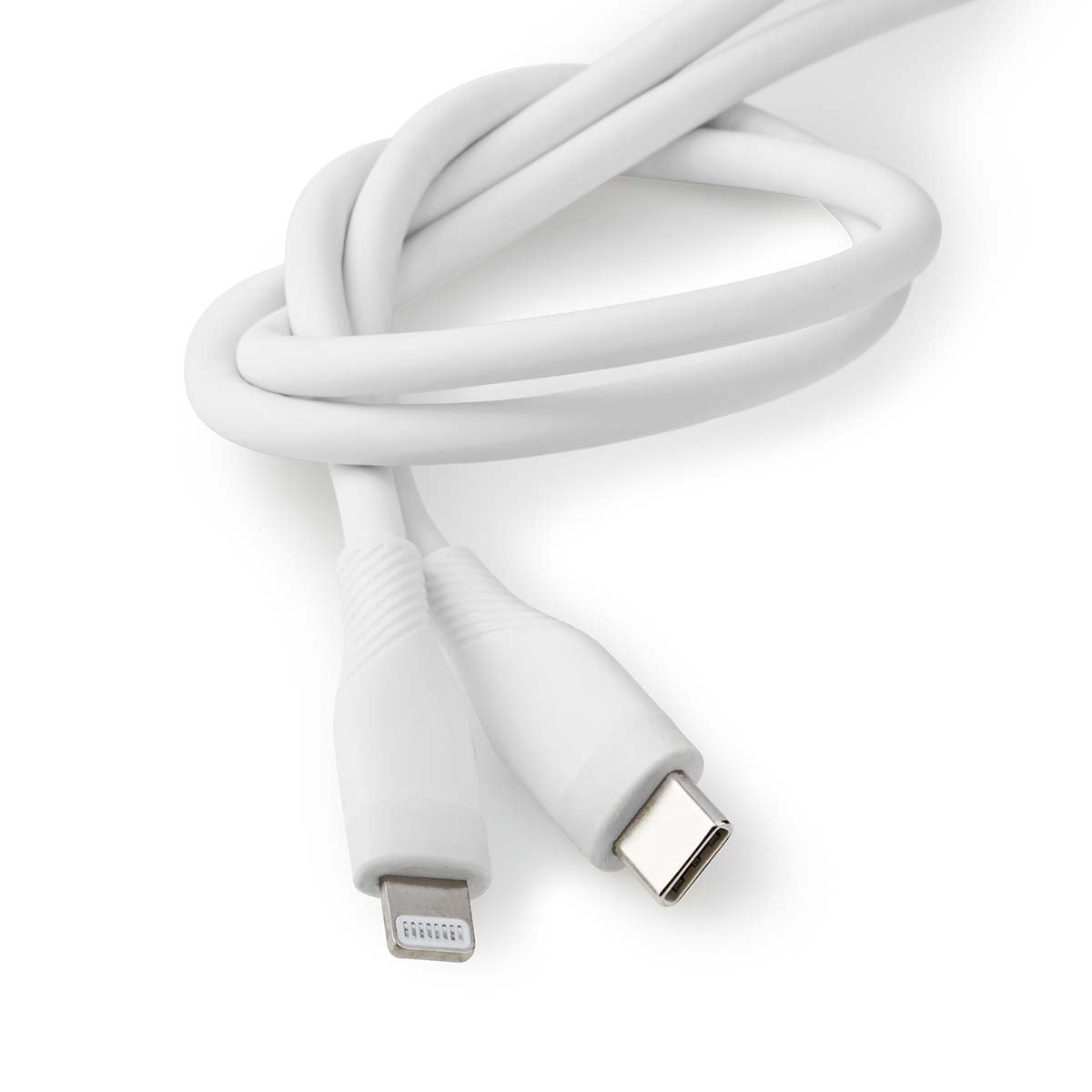 Ein geschlungenes, weißes Ladekabel mit Lightning- und USB-C-Anschlüssen vor weißem Hintergrund.