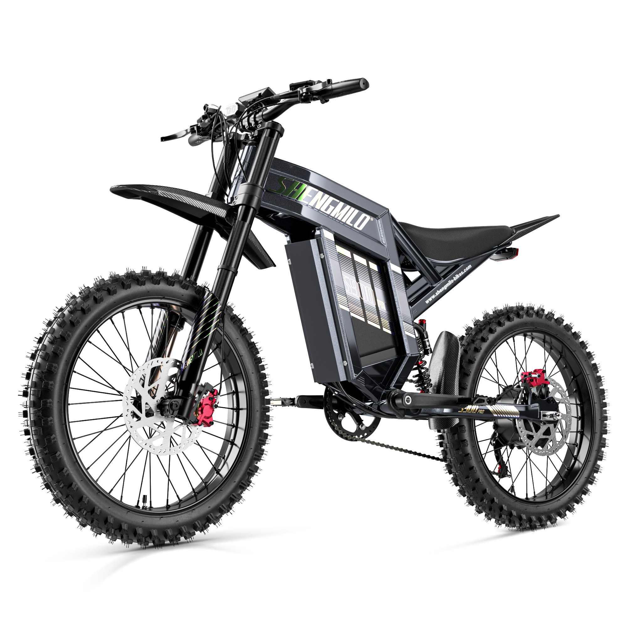 Ein schwarzes Elektromotorrad mit Stollenreifen, Scheibenbremsen und Markennamen auf dem Rahmen vor schwarzem Hintergrund.
