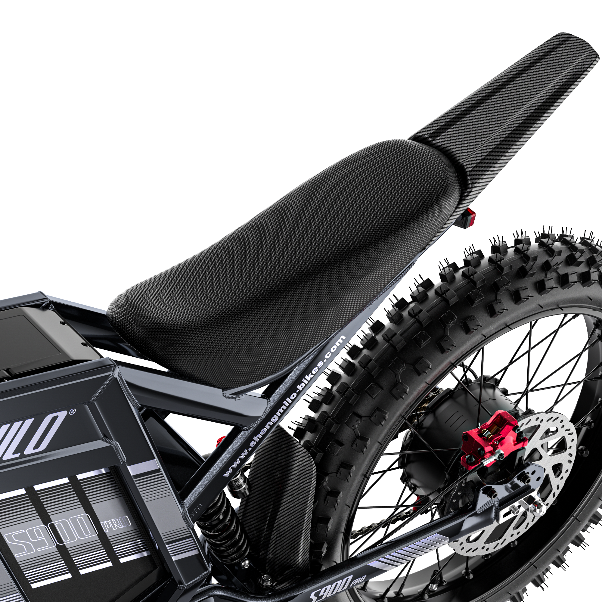 Nahaufnahme eines schwarzen Elektro-Dirtbikes, S900 Pro, mit strukturiertem Sitz, grobstolligem Reifen und rotem Bremssattel.