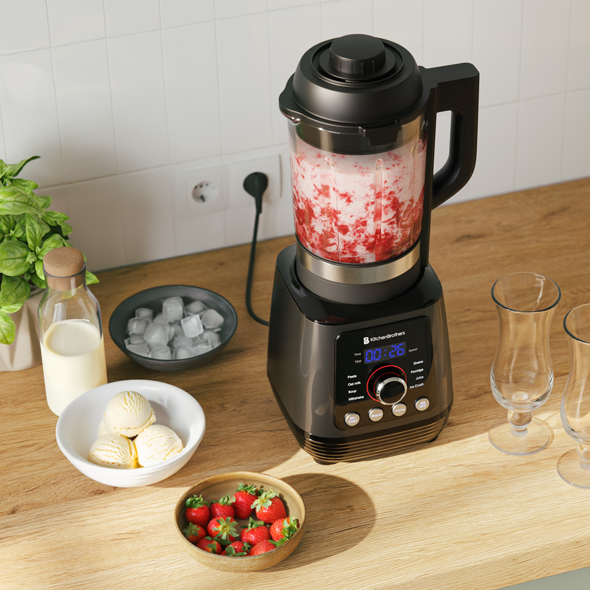 Ein schwarzer Mixer mit rotem Smoothie steht auf einer Holzarbeitsplatte mit Erdbeeren, Eis, Milch und leeren Gläsern.