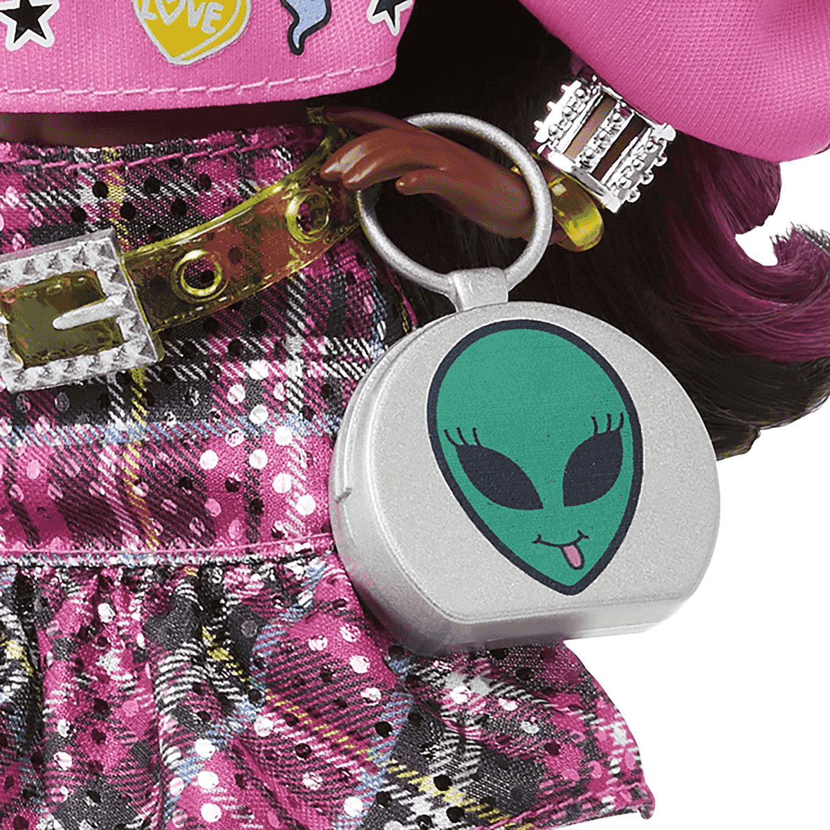 Puppenkleidung mit pinkem Plaid-Rock, goldenem Gürtel und silberner Tasche mit grünem Alien-Gesicht.