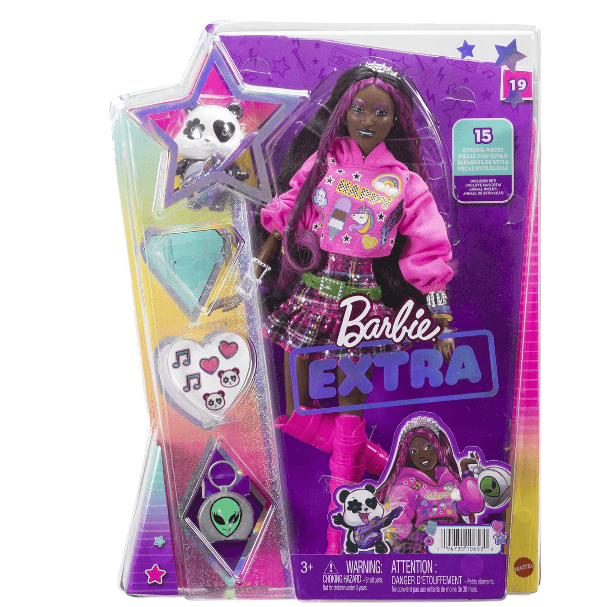 Barbie Extra Puppe mit pinkem Hoodie, kariertem Rock, Haustier-Panda und Zubehörteilen in bunter Verpackung.