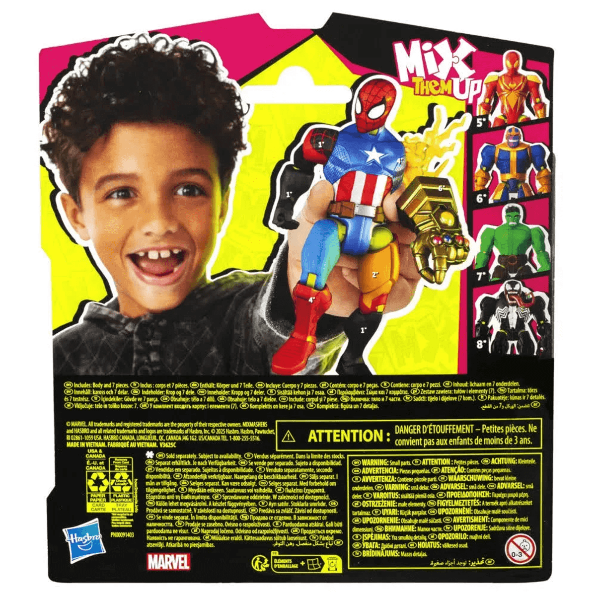 Niño sosteniendo una figura de acción de Marvel en un empaque colorido.