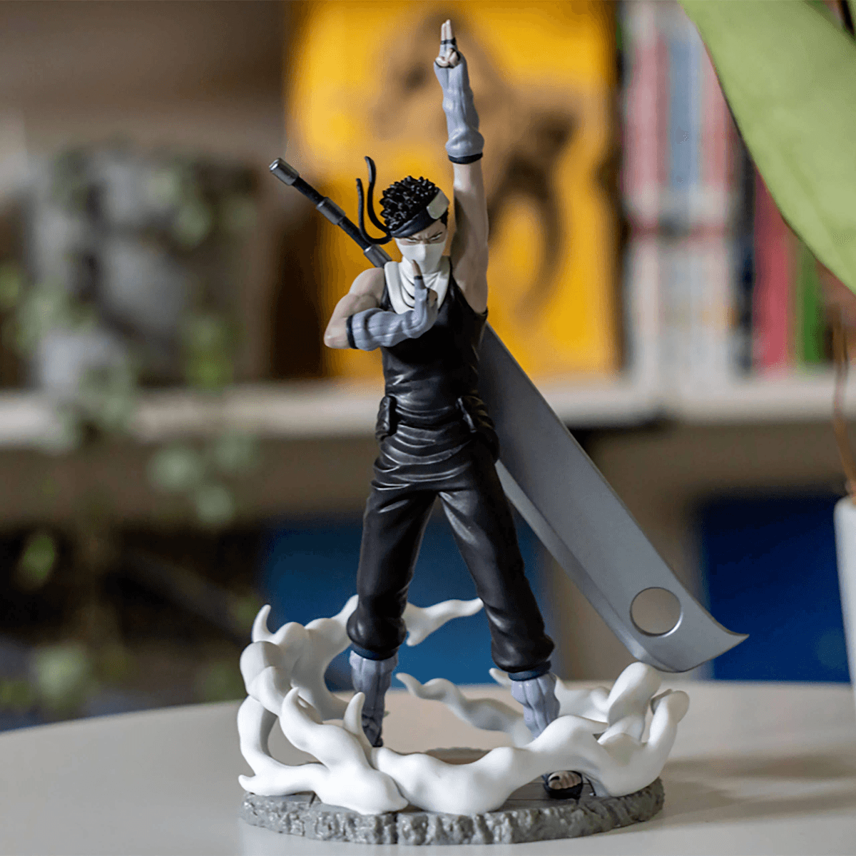 Figura de acción de anime de un ninja con ropa negra sosteniendo una espada grande.