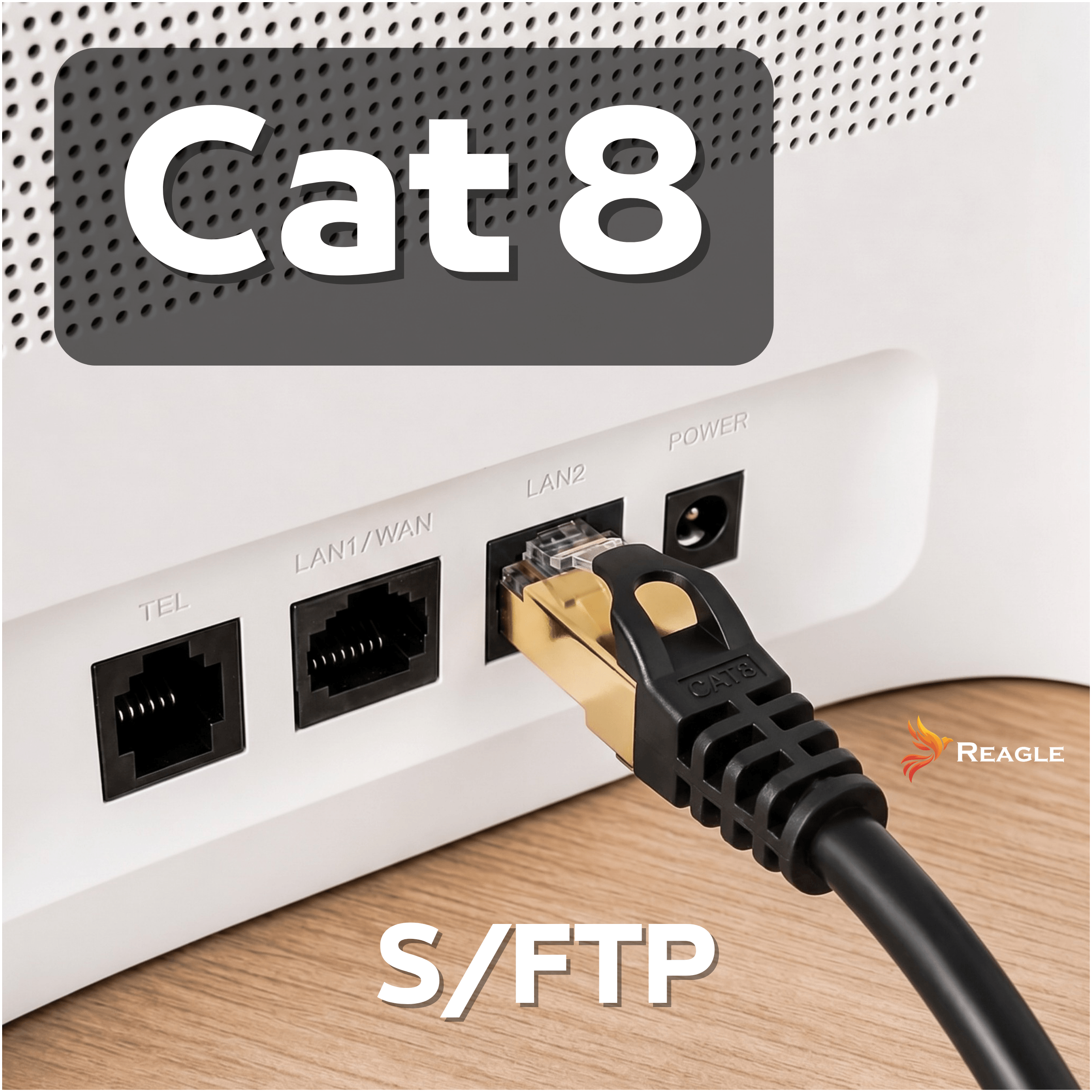 Un cavo ethernet Cat 8 nero è collegato alla porta LAN2 di un router bianco.