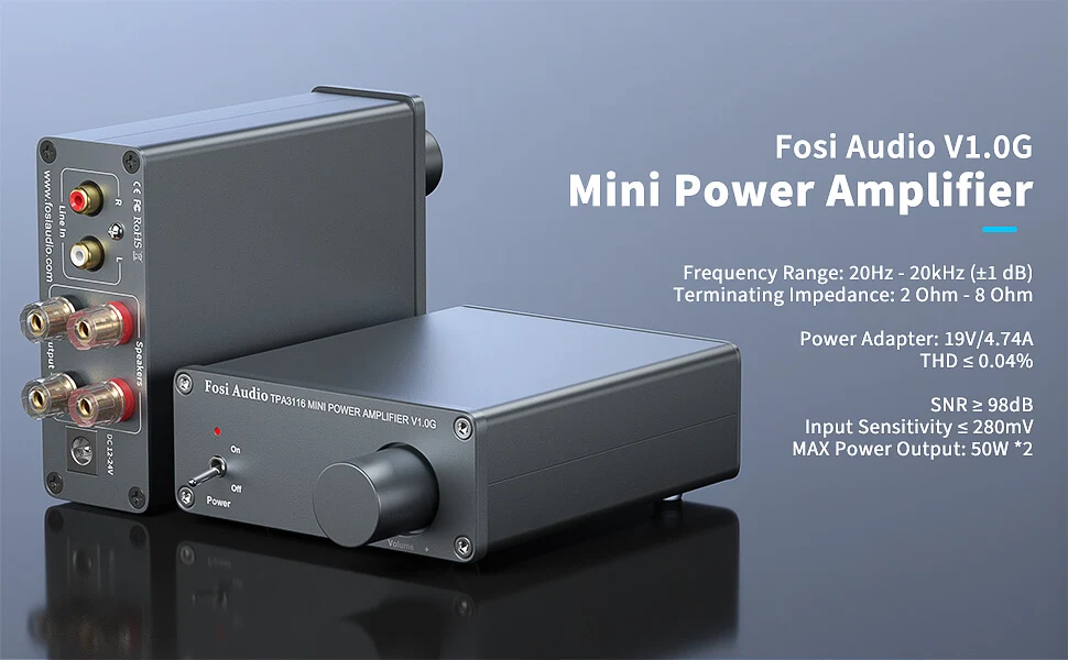 Dwa czarne mini wzmacniacze Fosi Audio V1.0G z pokrętłem głośności, przełącznikiem i portami audio na szarym tle.