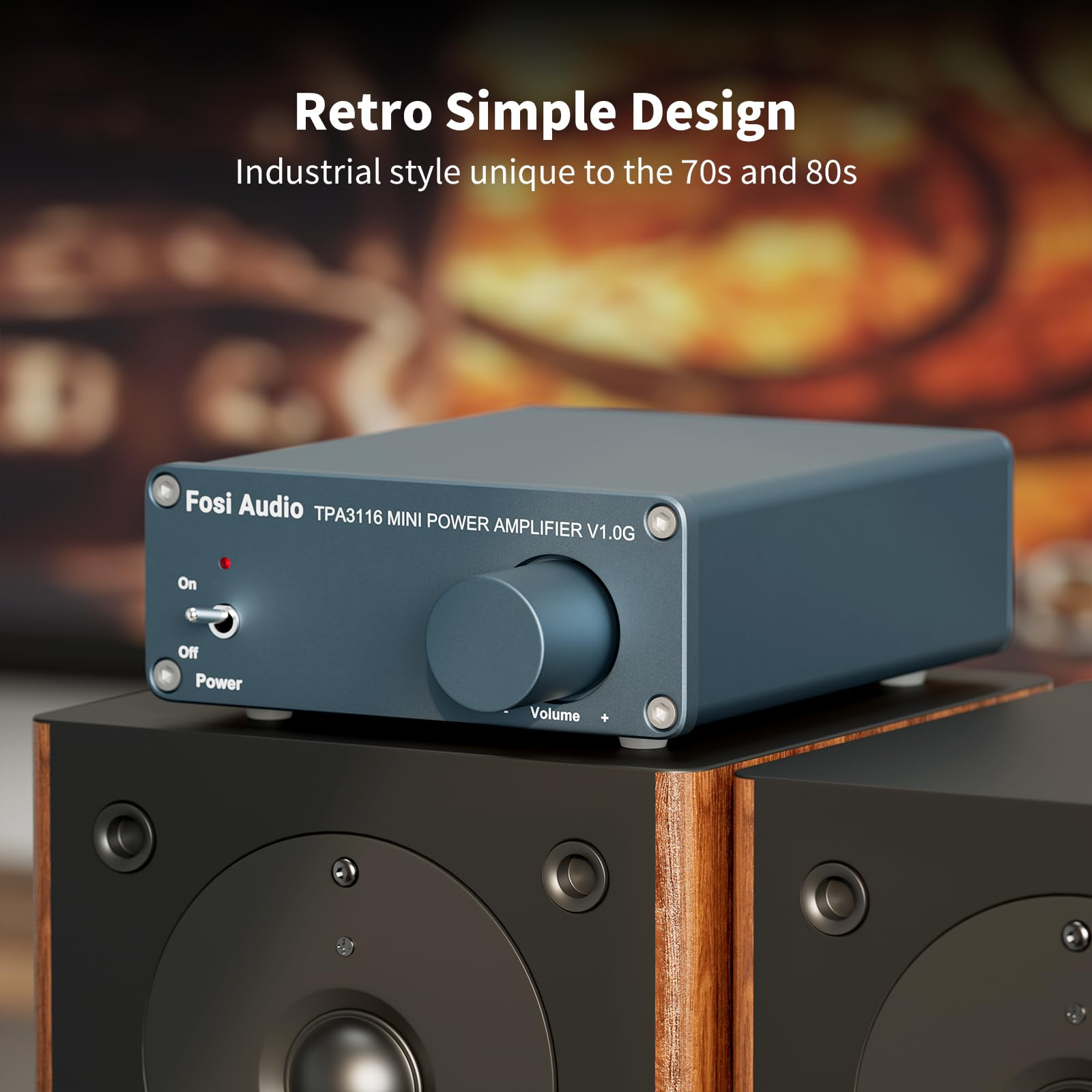 Mini wzmacniacz Fosi Audio na drewnianych głośnikach, z retro tekstem powyżej.