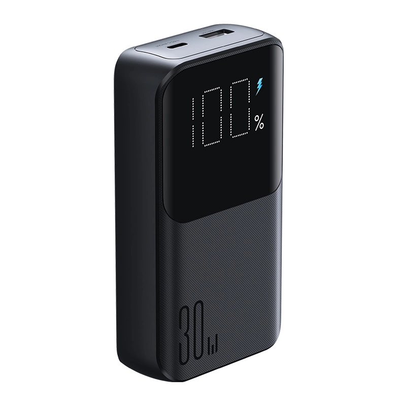 Eine schwarze Powerbank mit digitaler Anzeige von 100% und der Aufschrift 30W.