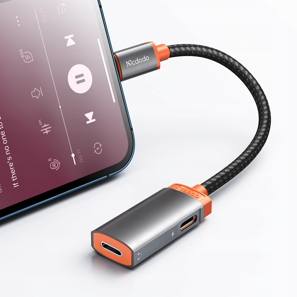 Ein Mcdodo USB-C-Adapter mit Kabel ist an ein Smartphone angeschlossen auf weißem Hintergrund.