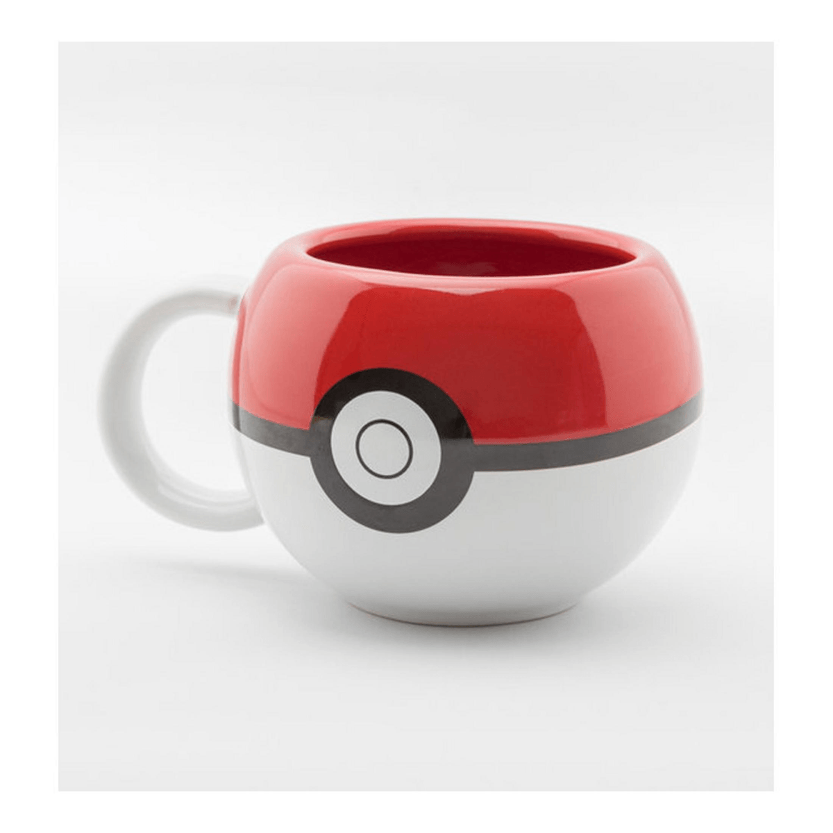 Taza redonda de cerámica con diseño de Pokéball roja y blanca, banda negra y asa sobre fondo blanco.