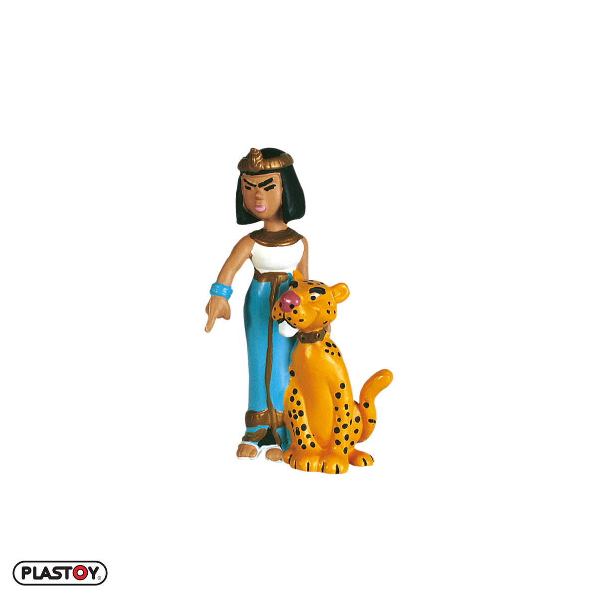 Eine Plastikfigur einer Frau im ägyptischen Stil neben einem sitzenden Leoparden vor weißem Hintergrund.