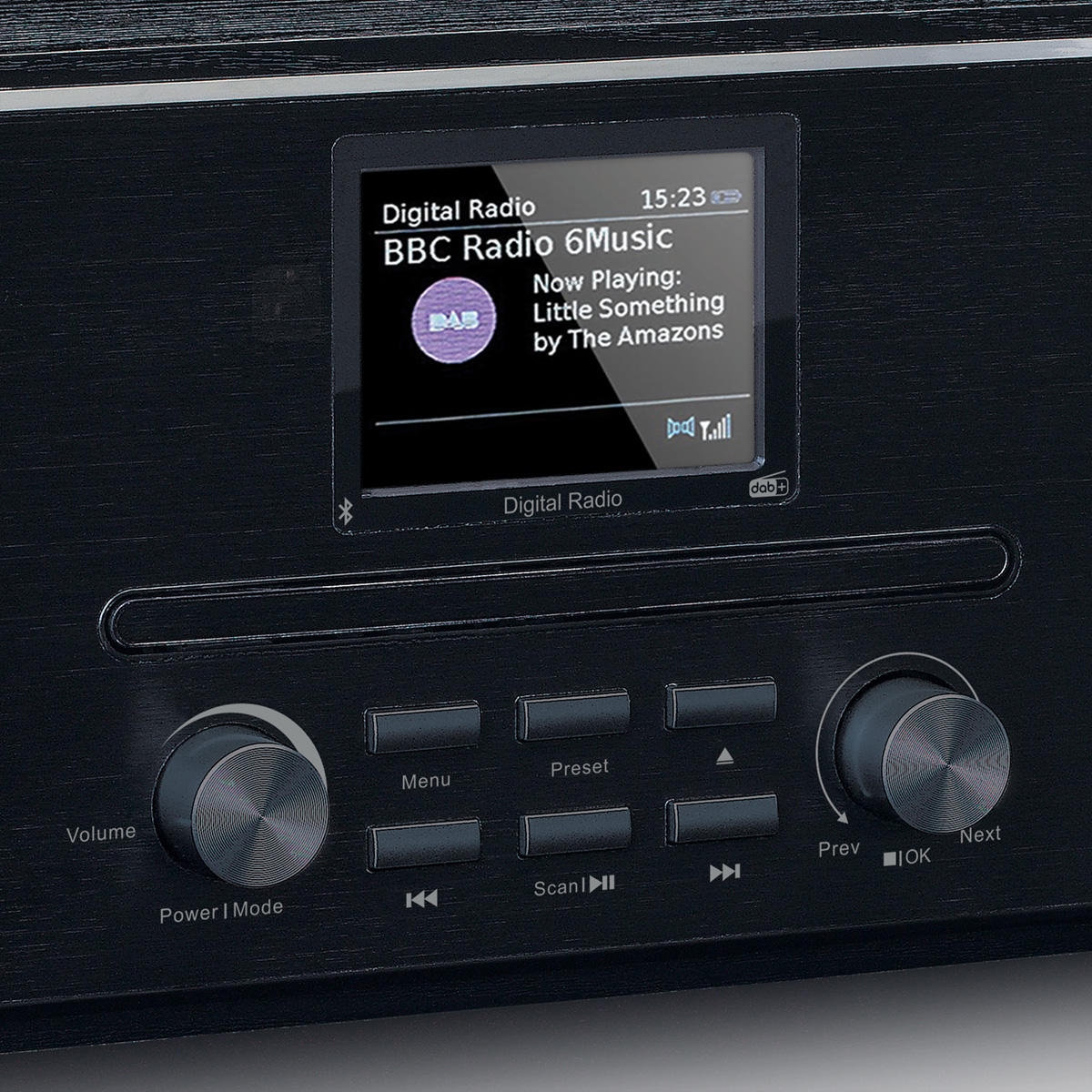 Radio digitale nera con display che mostra BBC Radio 6Music, manopole e pulsanti.