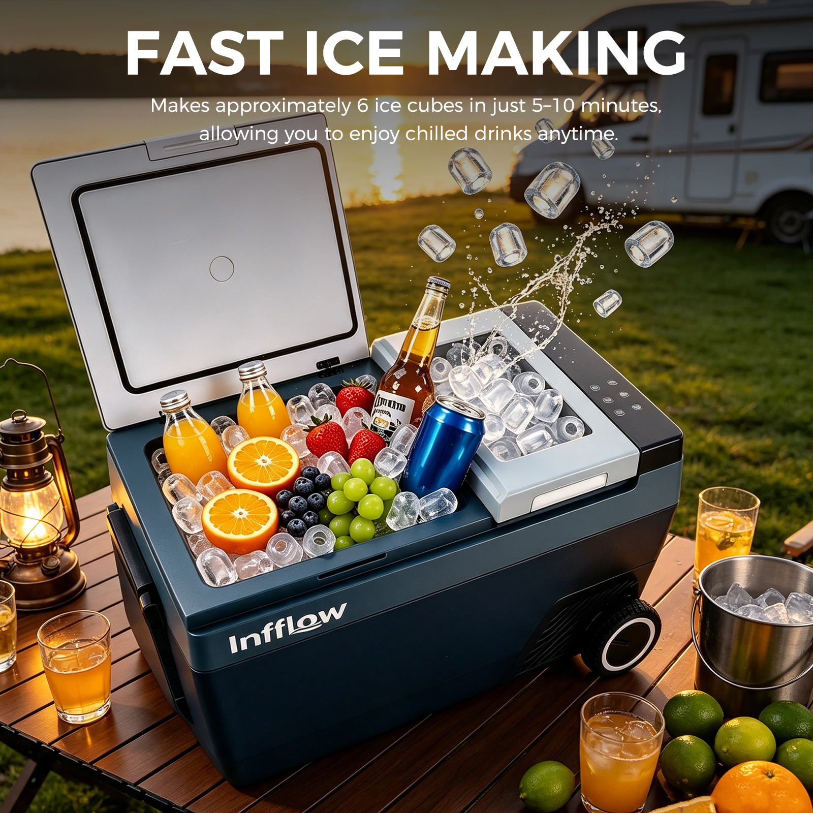 Una nevera portátil abierta en una mesa de madera, llena de hielo, fruta fresca, botellas y bebidas al aire libre.